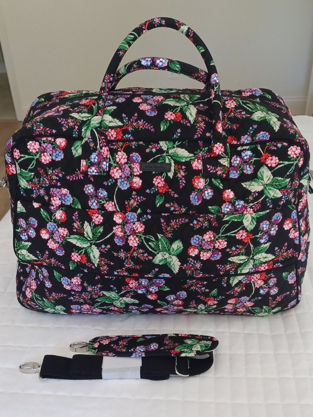 EUC Large Vera Bradley Travel Bag In Winter Berry Pattern - Picture 1 of 16